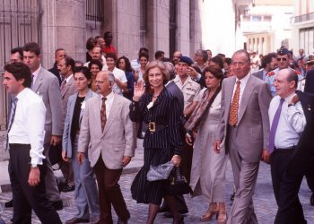 Los reyes de España Juan Carlos I (2-d) y Sofía (c), paseando por La Habana en 1999. A la izquierda, el entonces presidente del gobierno español José María Aznar. Foto: revistavanityfair.es