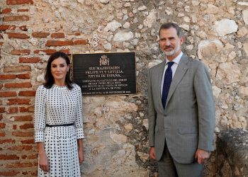 El Rey Felipe y la Reina Letizia posan para una foto junto a la placa expuesta en honor a su visita en el Castillo San Pedro de la Roca del Morro, el jueves 14 de noviembre del 2019, en Santiago de Cuba. Foto: Yander Zamora/POOL/EFE.