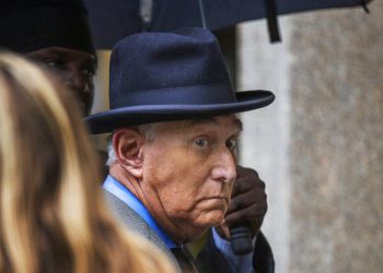 Foto de archivo, 12 de noviembre de 2019, de Roger Stone, amigo y confidente del presidente Donald Trump, a la espera de entrar a la corte federal en Washington. Foto: Manuel Balce Ceneta/AP