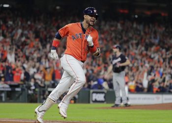 El cubano Yuli Gurriel corre tras conectar un jonrón en el séptimo juego de la Serie Mundial ante los Nacionales de Washington, el miércoles 30 de octubre de 2019. Foto: David J. Phillip/AP.