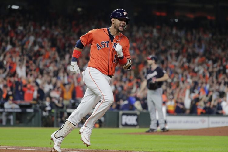 El cubano Yuli Gurriel corre tras conectar un jonrón en el séptimo juego de la Serie Mundial ante los Nacionales de Washington, el miércoles 30 de octubre de 2019. Foto: David J. Phillip/AP.