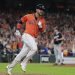 El cubano Yuli Gurriel corre tras conectar un jonrón en el séptimo juego de la Serie Mundial ante los Nacionales de Washington, el miércoles 30 de octubre de 2019. Foto: David J. Phillip/AP.