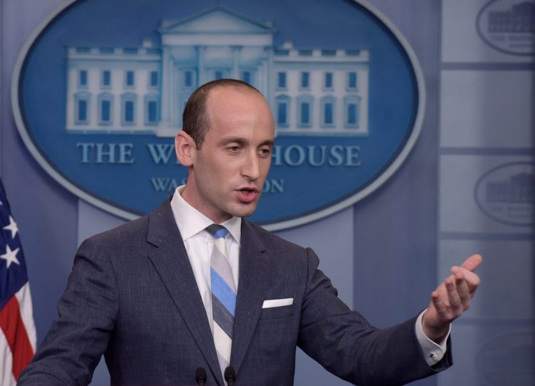 El asesor principal de la Casa Blanca, Stephen Miller, se enfrenta con el periodista Jim Acosta de CNN. Foto: Susan Walsh/AP.