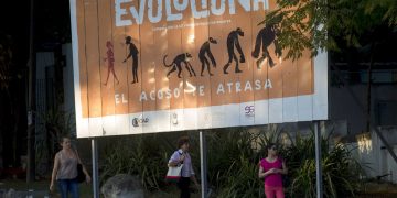 Cartel de la campaña contra la violencia hacia las mujeres en La Habana, Cuba. Foto: Ismael Francisco/ AP/Archivo.