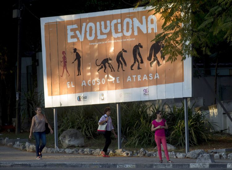 Cartel de la campaña contra la violencia hacia las mujeres en La Habana, Cuba. Foto: Ismael Francisco/ AP/Archivo.