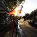 Un manifestante contra el gobierno ondea una bandera chilena durante una protesta en Santiago de Chile el lunes 16 de diciembre de 2019. Foto: Fernando Llano / AP.