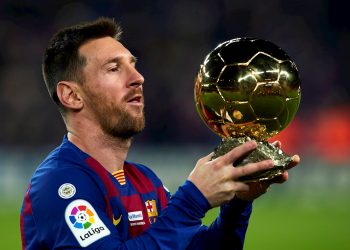 El delantero argentino del FC Barcelona, Lionel Messi ofrece a los aficionados su sexto Balón de Oro junto a sus hijos antes del partido correspondiente a la decimosexta jornada de LaLiga entre el FC Barcelona y el RCD Mallorca dispuado en el Camp Nou, en Barcelona, el sábado 7 de diciembre de 2019. Foto: Alejandro García / EFE.