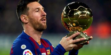 El delantero argentino del FC Barcelona, Lionel Messi ofrece a los aficionados su sexto Balón de Oro junto a sus hijos antes del partido correspondiente a la decimosexta jornada de LaLiga entre el FC Barcelona y el RCD Mallorca dispuado en el Camp Nou, en Barcelona, el sábado 7 de diciembre de 2019. Foto: Alejandro García / EFE.