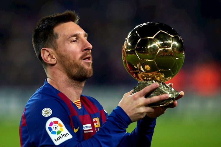 El delantero argentino del FC Barcelona, Lionel Messi ofrece a los aficionados su sexto Balón de Oro junto a sus hijos antes del partido correspondiente a la decimosexta jornada de LaLiga entre el FC Barcelona y el RCD Mallorca dispuado en el Camp Nou, en Barcelona, el sábado 7 de diciembre de 2019. Foto: Alejandro García / EFE.