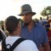 José Abreu saluda a los aficionados cienfuegueros en las afueras del parque 5 de Septiembre. Foto: Cortesía de Arnelio Álvarez.