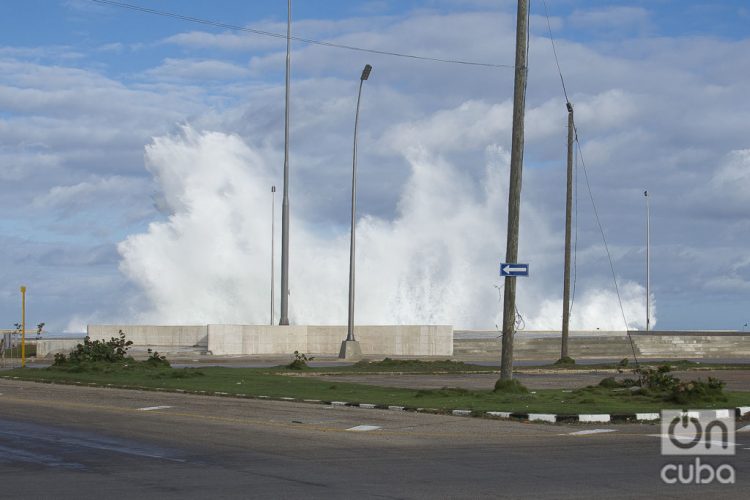 Fuertes marejadas en el malecón de La Habana, el martes 24 de diciembre de 2019. Foto: Otmaro Rodríguez.