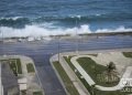 Fuertes marejadas en el malecón de La Habana, el martes 24 de diciembre de 2019. Foto: Otmaro Rodríguez.