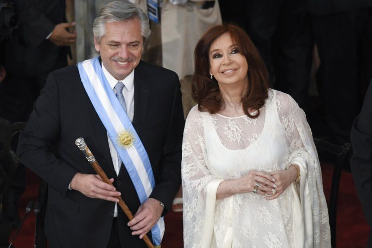 El nuevo presidente de Argentina, Alberto Fernández, y la vicepresidenta, Cristina Fernández de Kirchner, sonríen después de prestar juramento en el Congreso en Buenos Aires, Argentina, el martes 10 de diciembre de 2019. Foto: AP/Gustavo Garello