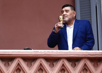 Diego Maradona sostiene una pequeña réplica de la Copa Mundial de la FIFA mientras la besa frente a los fanáticos en la casa del gobierno después de su reunión con el presidente argentino Alberto Fernández en Buenos Aires, Argentina, el jueves 26 de diciembre de 2019. Foto: AP/Marcos Brindicci