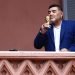 Diego Maradona sostiene una pequeña réplica de la Copa Mundial de la FIFA mientras la besa frente a los fanáticos en la casa del gobierno después de su reunión con el presidente argentino Alberto Fernández en Buenos Aires, Argentina, el jueves 26 de diciembre de 2019. Foto: AP/Marcos Brindicci