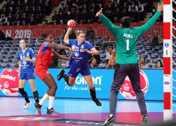 Momento del partido de balonmano femenino entre Cuba (rojo) y Serbia (azul), ganado por las europeas, en el Campeonato Mundial de Kumamoto, Japón, el 2 de diciembre de 2019. Foto: Hiroshi Yamamura / EFE.