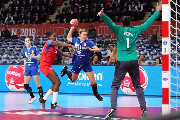 Momento del partido de balonmano femenino entre Cuba (rojo) y Serbia (azul), ganado por las europeas, en el Campeonato Mundial de Kumamoto, Japón, el 2 de diciembre de 2019. Foto: Hiroshi Yamamura / EFE.