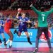 Momento del partido de balonmano femenino entre Cuba (rojo) y Serbia (azul), ganado por las europeas, en el Campeonato Mundial de Kumamoto, Japón, el 2 de diciembre de 2019. Foto: Hiroshi Yamamura / EFE.