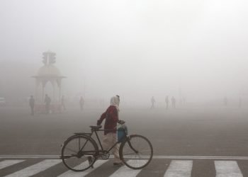 Un ciclista en medio del smog matutino en Nueva Delhi, India. Foto: Manish Swarup / AP / Archivo.