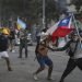 Manifestantes chocan con la policía en Santiago de Chile el viernes, 20 de diciembre del 2019. Foto: AP/Fernando Llano