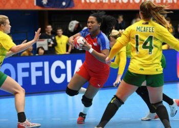 Momento del juego entre Cuba (rojo y azul) y Australia (amarillo y verde) de balonmano femenino, ganado por las cubanas 45-45, en el Campeonato Mundial de Kumamoto, Japón. Foto: IHF.