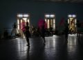 Miembros del Ballet Nacional de Cuba bailan durante una práctica dirigida por Viengsay Valdés el jueves 12 de diciembre del 2019 en La Habana. Foto: AP/Ramón Espinosa