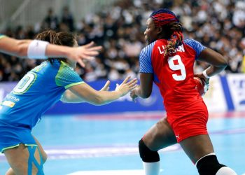 La cubana Lisandra Lusson lleva la pelota durante el partido de Cuba ante Eslovenia en el Mundial de balonmano femenino de Kumamoto, Japón. Foto: @ihf_info / Twitter.