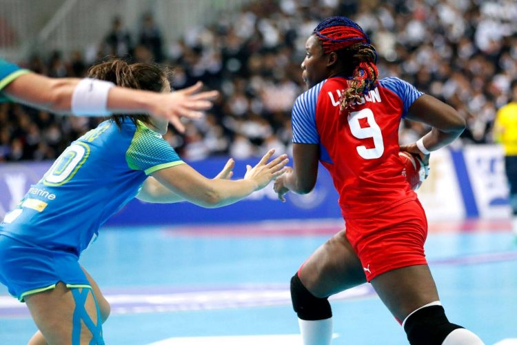 La cubana Lisandra Lusson lleva la pelota durante el partido de Cuba ante Eslovenia en el Mundial de balonmano femenino de Kumamoto, Japón. Foto: @ihf_info / Twitter.