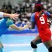 La cubana Lisandra Lusson lleva la pelota durante el partido de Cuba ante Eslovenia en el Mundial de balonmano femenino de Kumamoto, Japón. Foto: @ihf_info / Twitter.