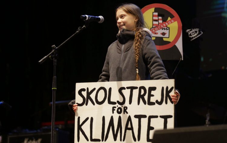 La activista climática Greta Thunberg habla ante los asistentes a una manifestación en Madrid, el viernes 6 de diciembre de 2019. Foto: Andrea Comas / AP / Archivo.