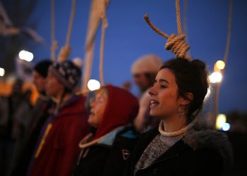 Activistas protestan afuera del recinto de las conversaciones COP25 sobre el clima en Madrid, el sábado 14 de diciembre de 2019. (AP Foto/Manu Fernandez)