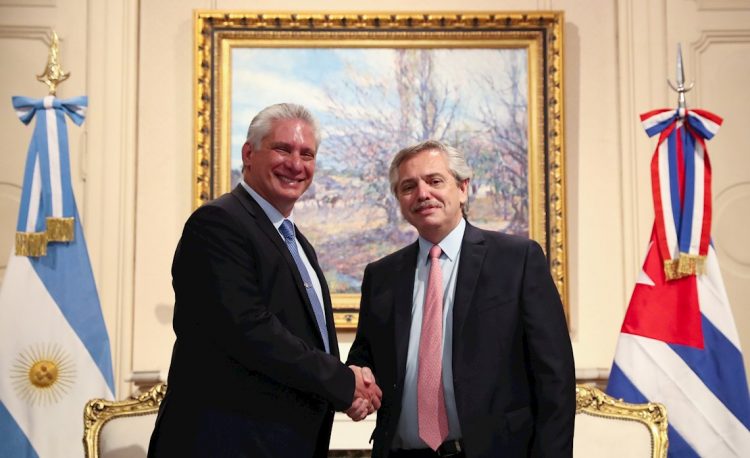 Fotografía cedida por la Presidencia de Argentina que muestra al nuevo presidente de Argentina, Alberto Fernández (i), mientras se reúne con su par cubano, Miguel Díaz-Canel (d), en el primer día de su mandato, en la Casa Rosada, en Buenos Aires, el miércoles 11 de diciembre de 2019. Foto: EFE/Cortesía Presidencia de Argentina.