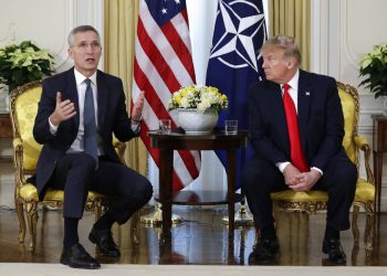 El presidente de Estados Unidos, Donald Trump, y el secretario general de la OTAN, Jens Stoltenberg, se reúnen en Winfield House, Londres, el 3 de diciembre de 2019. Foto: Evan Vucci/AP.