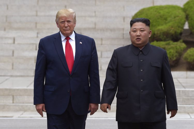 En esta fotografía de archivo del 30 de junio de 2019, el presidente Donald Trump, a la izquierda, se reúne con el gobernante norcoreano Kim Jong Un en la parte fronteriza norcoreana en la aldea de Panmunjom, en la Zona Desmilitarizada. Foto: Susan Walsh / AP / Archivo.