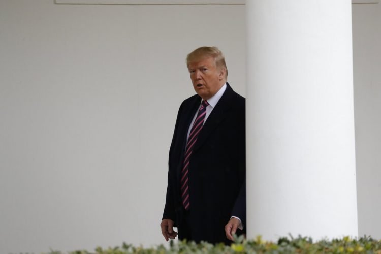 El presidente Donald Trump camina en la Casa Blanca, Washington, el viernes 13 de diciembre de 2019. Foto: Evan Vucci / AP.