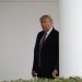 El presidente Donald Trump camina en la Casa Blanca, Washington, el viernes 13 de diciembre de 2019. Foto: Evan Vucci / AP.