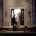 Policías trabajan en una casa en Monsey, Nueva York, en la madrugada del domingo, 29 de diciembre del 2019, luego de un ataque que dejó cinco acuchillados en una celebración de la festividad judía de Hanukkah. Foto: Seth Harrison/The Journal News vía AP.