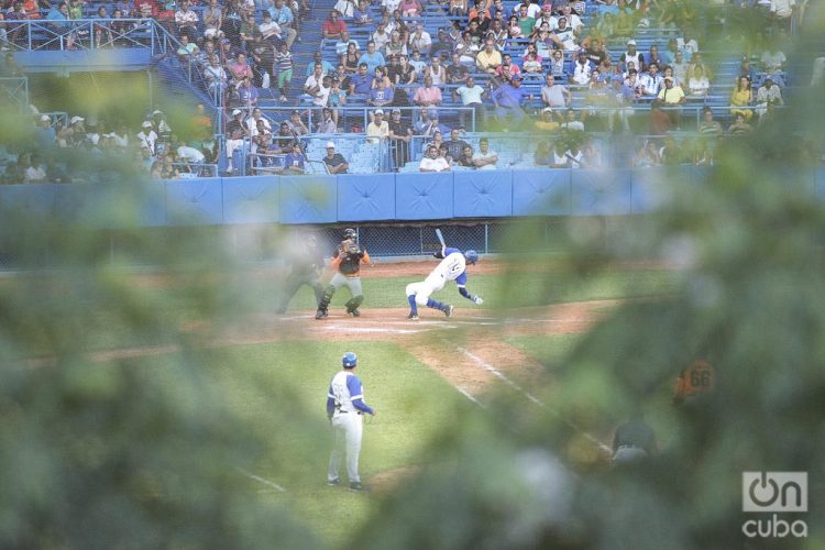 Fotografía de archivo tomada en el estadio Latinoamericano, en La Habana. Foto: Otmaro Rodríguez.