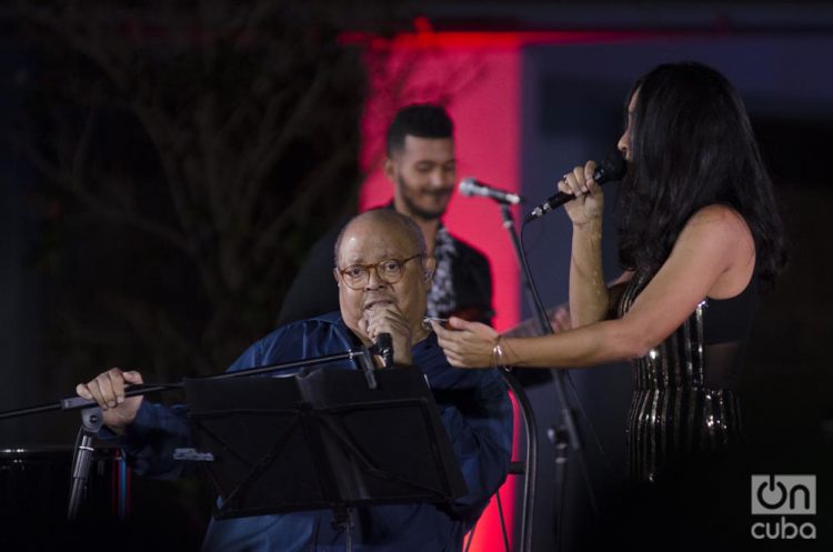 Pablo y Haydée Milanés durante el conciero de esta última en el Museo Nacional de Bellas Artes de La Habana, el 4 de diciembre de 2019. Foto: Enrique Smith.