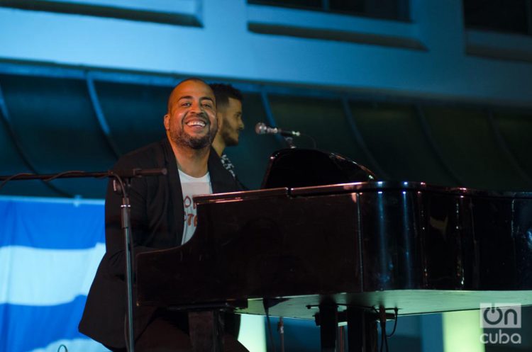 El pianista Cucurucho Valdés en el concierto de la cantante Haydée Milanés en el Museo Nacional de Bellas Artes de La Habana, el 4 de diciembre de 2019. Foto: Enrique Smith.