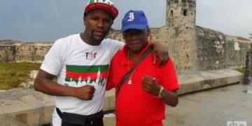 El boxeador cubano Jorge Hernández (der) junto a Floyd Mayweather, durante una visita del púgil estadounidense a La Habana, el 13 de octubre de 2015. Foto: Archivo/ OnCuba