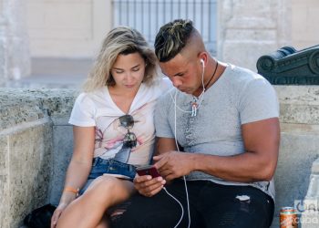 Una pareja usa un teléfono móvil para navegar en internet en La Habana. Foto: Kaloian / Archivo.