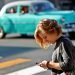 Una mujer usa su teléfono celular en La Habana. Foto: EFE/ Yander Zamora/Archivo.