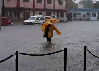 Inundaciones en la zona de la Alameda, en la ciudad de Santiago de Cuba, provocadas por las intensas lluvias asociadas a un frente frío, el martes 24 de diciembre de 2019. Foto: El Chago / Facebook.