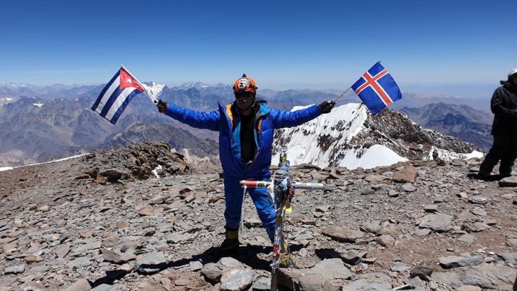 El alpinista cubano Yandy Núñez en la cima del Aconcagua, en Argentina, la mayor altura de América Latina. Foto: Perfil de Facebook de Yandy Núñez.