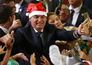 El presidente Jair Bolsonaro con un gorro de Santa Claus durante el festejo navideño con empleados y estudiantes en el palacio presidencial de Planalto, en Brasilia, Brasil, el jueves 19 de diciembre de 2019. Foto: Eraldo Peres / AP / Archivo.