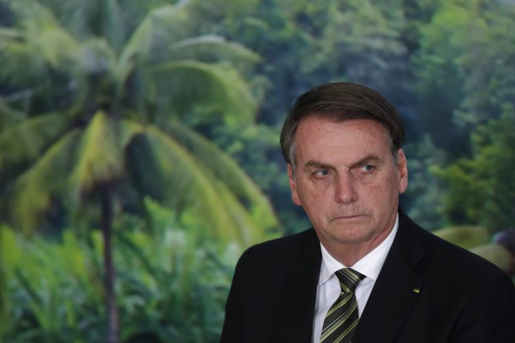 En esta imagen del 1 de octubre de 2019, el presidente de Brasil, Jair Bolsonaro, durante una ceremonia para presentar un programa agrícola en el palacio presidencial de Planalto, en Brasilia, Brasil. Foto: AP/Eraldo Peres/ Archivo