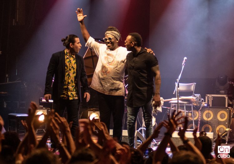 El pianista cubano Alfredo Rodríguez, el bajista camerunés Richard Bona y el percusionista cubano Pedrito Martínez en Buenos Aires. Foto: Kaloian.