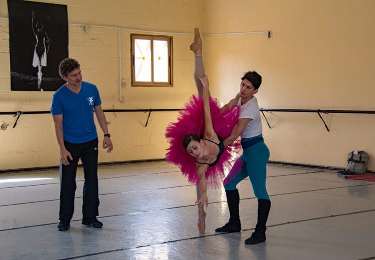 El reconocido coreógrafo y ex-bailarín argentino Julio Bocca (izq) imparte clases en el Ballet Nacional de Cuba. Foto: facebook.com/balletnacionaldecubaoficial