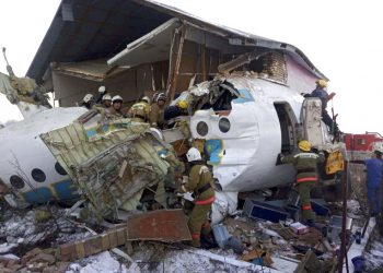 En esta fotografía facilitada por el Ministerio de Situaciones de Emergencia de la República de Kazajistán, policías y socorristas efectúan sus labores donde se estrelló un avión de pasajeros cerca del aeropuerto internacional de Almatý, el viernes 27 de diciembre de 2019. Hubo varios muertos, según las autoridades. (Ministerio de Situaciones de Emergencia de la República de Kazajistán vía AP)